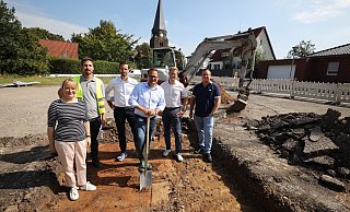 Jetzt geht's los: Irmgard Pepping (v. l.), Bauleiter Paul Kohr, Felix Engelke, Lars Bökenkröger, Jens Grove und Alex Nikulin vom Infrastrukturmanagement der Stadt beim ersten Spatenstich zur Neugestaltung des Rehmer Dorfplatzes. - Jörg Stuke Jetzt geht's los: Irmgard Pepping (v. l.), Bauleiter Paul Kohr, Felix Engelke, Lars Bökenkröger, Jens Grove und Alex Nikulin vom Infrastrukturmanagement der Stadt beim ersten Spatenstich zur Neugestaltung des Rehmer Dorfplatzes. - Jörg Stuke