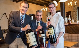 Ab April ist Daniel Richau (Mitte) sein eigener Chef. An seiner Seite sind Hotelbesitzer Markus Barkhausen (l.) und Chefkoch Sebastian Weskamp. - Daniel Winkler Ab April ist Daniel Richau (Mitte) sein eigener Chef. An seiner Seite sind Hotelbesitzer Markus Barkhausen (l.) und Chefkoch Sebastian Weskamp. - Daniel Winkler
