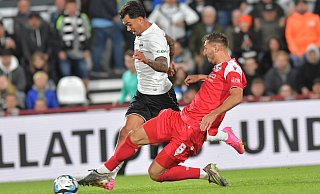Die Grätsche von Arminia Bielefelds Semi Belkahia gegen Verls Oliver Batista Meier ist noch eine der besseren Szenen des DSC. - sport/presse/foto Jens Dünhölt Die Grätsche von Arminia Bielefelds Semi Belkahia gegen Verls Oliver Batista Meier ist noch eine der besseren Szenen des DSC. - sport/presse/foto Jens Dünhölt