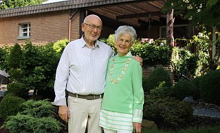Im heimischen Haus und Garten empfangen Hannelore und Manfred Fege die Gäste zu ihrer Diamantenen Hochzeit. - Britta Bohnenkamp-Schmidt Im heimischen Haus und Garten empfangen Hannelore und Manfred Fege die Gäste zu ihrer Diamantenen Hochzeit. - Britta Bohnenkamp-Schmidt