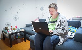 Sarah Kühne hat sich für 2022 ein großes Ziel gesetzt. Sie will zur Abendrealschule. Doch der Weg vom heimischen Eckardtsheim bis zur Falkschule in Mitte ist bislang ein ungelöstes Problem. Für einen möglichen Online-Unterricht ist sie technisch gut gerüstet. - Sarah Jonek Fotografie Sarah Kühne hat sich für 2022 ein großes Ziel gesetzt. Sie will zur Abendrealschule. Doch der Weg vom heimischen Eckardtsheim bis zur Falkschule in Mitte ist bislang ein ungelöstes Problem. Für einen möglichen Online-Unterricht ist sie technisch gut gerüstet. - Sarah Jonek Fotografie