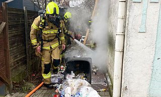 Feuerleute löschen das brennende Müllgefäß neben einem Wohnhaus an der Bahnhofstraße. - Feuerwehr Paderborn Feuerleute löschen das brennende Müllgefäß neben einem Wohnhaus an der Bahnhofstraße. - Feuerwehr Paderborn