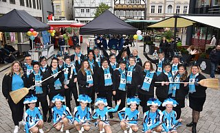 Blau und Weiß und Schwarz: Das waren die dominierenden Farben beim Karnevalsauftakt mit den Huxaria Hexen in Höxter. - Thomas Kube Blau und Weiß und Schwarz: Das waren die dominierenden Farben beim Karnevalsauftakt mit den Huxaria Hexen in Höxter. - Thomas Kube