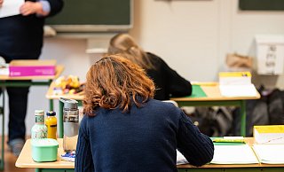 Heute schreiben die Abiturienten in NRW ihre eigentlich für Mittwoch geplanten Klausren in den Fächern Biologie, Chemie, Ernährungslehre, Informatik, Physik und Technik . Kurz vor dem Start mussten einige Seiten nochmal ausgetauscht werden. - Silas Stein Heute schreiben die Abiturienten in NRW ihre eigentlich für Mittwoch geplanten Klausren in den Fächern Biologie, Chemie, Ernährungslehre, Informatik, Physik und Technik . Kurz vor dem Start mussten einige Seiten nochmal ausgetauscht werden. - Silas Stein