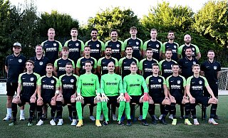 Fußball-Landesligist TuS Lohe: Lukas Brakmann (hintere Reihe von links), Jan-Marten Schmitz, Robin Eksen, Nico Natale, Nico Bruns, Tino Müller, Daniel Reineke, Julius Eckert; Physiotherapeut Lars Baumann (mittlere Reihe von links), Torwarttrainer Marc Erdbrügger, Jannik Schade, Robin Faulstich, Andrih Moussa, Nareg Boyagian, Melvin Sander, Nuri Konak, Trainer Aleksander Knezevic; Co-Trainer Julian Hartmann; Niklas Reitner (vordere Reihe von links), Marlon Haeder, Ricardo Squarra, Marcel Fründ, Axel Benus, Jan Strate, Dominik Flaake, Timo Grewe, Marvin Gebecke. - Jürgen Krüger Fußball-Landesligist TuS Lohe: Lukas Brakmann (hintere Reihe von links), Jan-Marten Schmitz, Robin Eksen, Nico Natale, Nico Bruns, Tino Müller, Daniel Reineke, Julius Eckert; Physiotherapeut Lars Baumann (mittlere Reihe von links), Torwarttrainer Marc Erdbrügger, Jannik Schade, Robin Faulstich, Andrih Moussa, Nareg Boyagian, Melvin Sander, Nuri Konak, Trainer Aleksander Knezevic; Co-Trainer Julian Hartmann; Niklas Reitner (vordere Reihe von links), Marlon Haeder, Ricardo Squarra, Marcel Fründ, Axel Benus, Jan Strate, Dominik Flaake, Timo Grewe, Marvin Gebecke. - Jürgen Krüger