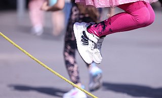 Werden Kinder nicht nur zu Unterrichtszeiten, sondern auch darüber hinaus - in der OGS oder in Schule von acht bis eins - in der Schule betreut, müssen Eltern dafür Beiträge zahlen. Die werden in Beverungen jetzt erhöht. - dpa/David Young Werden Kinder nicht nur zu Unterrichtszeiten, sondern auch darüber hinaus - in der OGS oder in Schule von acht bis eins - in der Schule betreut, müssen Eltern dafür Beiträge zahlen. Die werden in Beverungen jetzt erhöht. - dpa/David Young