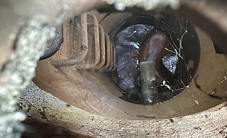 Ein steter Quell aus dem Untergrund stömt in den Regenwasserkanal in der Brucher Stra0e - 24 Stunden am Tag, sieben Tage dte Woche. Und das seit rund neuneinhalb Jahren,. - Jörg Stuke Ein steter Quell aus dem Untergrund stömt in den Regenwasserkanal in der Brucher Stra0e - 24 Stunden am Tag, sieben Tage dte Woche. Und das seit rund neuneinhalb Jahren,. - Jörg Stuke