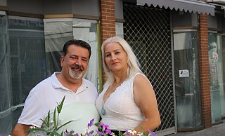 Koch und Chefin: Erhan und Elif Tumuklu vor ihrem Geschäft in der Lübberstraße 24. - Claus Frickemeier Koch und Chefin: Erhan und Elif Tumuklu vor ihrem Geschäft in der Lübberstraße 24. - Claus Frickemeier