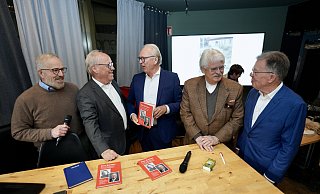 Buchpremiere im "CaféNio": Rainer Wend (Mitte) zusammen mit Moderator Peter Stuckhard, OB Pit Clausen, Bielefelds "Mister Europa" Elmar Brok und Einlader Dirk Ukena (von links). - Peter Unger Buchpremiere im "CaféNio": Rainer Wend (Mitte) zusammen mit Moderator Peter Stuckhard, OB Pit Clausen, Bielefelds "Mister Europa" Elmar Brok und Einlader Dirk Ukena (von links). - Peter Unger