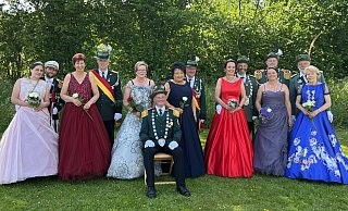 Hofstaat und Könisgpaar: Maik Fleischmann mit Gutrun Fleischmann (v. l.), Udo Müther mit Maria Müther, König Günter Adrian mit Königin Hannelore Adrian, Gerhard Brockmann mit Evelin Brockmann, Martin Gerling mit Renate Gerling, Michael Kupka mit Andrea Kupka und Dieter Wolf mit Gabriele Wolf. - Lennart Schlütz Hofstaat und Könisgpaar: Maik Fleischmann mit Gutrun Fleischmann (v. l.), Udo Müther mit Maria Müther, König Günter Adrian mit Königin Hannelore Adrian, Gerhard Brockmann mit Evelin Brockmann, Martin Gerling mit Renate Gerling, Michael Kupka mit Andrea Kupka und Dieter Wolf mit Gabriele Wolf. - Lennart Schlütz