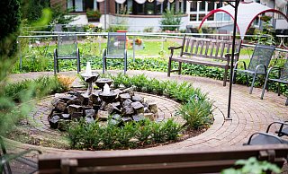 Der Garten im Innenhof des evengelischen Pflegeheims wirkt schon jetzt verwaist. - Noah Wedel Der Garten im Innenhof des evengelischen Pflegeheims wirkt schon jetzt verwaist. - Noah Wedel