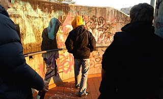 Die mutmaßlichen Täter gerieten mit dem 19-Jährigen in Streit. Kurz darauf setzte es Schläge und einen Kniestoß. (Symbolfoto) - Symbolfoto: Photoshot Die mutmaßlichen Täter gerieten mit dem 19-Jährigen in Streit. Kurz darauf setzte es Schläge und einen Kniestoß. (Symbolfoto) - Symbolfoto: Photoshot