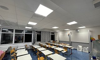 Das Wasser tropft von der Decke in den Klassenraum. - Daniel Hartmann Das Wasser tropft von der Decke in den Klassenraum. - Daniel Hartmann