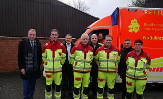 Die Bürgermeister Ulrich Lange (l.) und Marcus Püster (5. v. l.) besuchen die Bad Lippspringer Rettungswache. Jonas Rissiek, Mathias Kasper, Gerrit Fiebig, Nina Kröger, Lena Haß (im Rettungswagen), Stefan Vogel (Geschäftsführer DRK-Kreisverband) und Ulrich Knorr (Vorstand DRK-Bad Lippspringe) sind auch dabei. - Klaus Karenfeld Die Bürgermeister Ulrich Lange (l.) und Marcus Püster (5. v. l.) besuchen die Bad Lippspringer Rettungswache. Jonas Rissiek, Mathias Kasper, Gerrit Fiebig, Nina Kröger, Lena Haß (im Rettungswagen), Stefan Vogel (Geschäftsführer DRK-Kreisverband) und Ulrich Knorr (Vorstand DRK-Bad Lippspringe) sind auch dabei. - Klaus Karenfeld