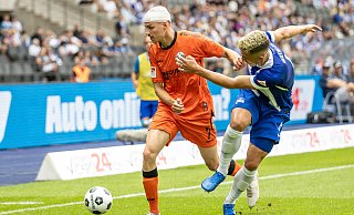 Nach dem ersten Zweikampf mit Marc-Oliver Kempf (r.) musste Filip Bilbija einen Turban tragen. Anschließend machte der SCP-Stürmer ein weiteres Mal schmerzhafte Bekanntschaft mit dem Hertha-Verteidiger. - dpa Nach dem ersten Zweikampf mit Marc-Oliver Kempf (r.) musste Filip Bilbija einen Turban tragen. Anschließend machte der SCP-Stürmer ein weiteres Mal schmerzhafte Bekanntschaft mit dem Hertha-Verteidiger. - dpa