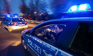 Über Hubschrauber hatte die Polizei die Flüchtenden im Blick. Die Polizei eilte hinter dem hochmotorisierten Audi hinterher. - Symbolfoto: Polizei / Jochen Tack Über Hubschrauber hatte die Polizei die Flüchtenden im Blick. Die Polizei eilte hinter dem hochmotorisierten Audi hinterher. - Symbolfoto: Polizei / Jochen Tack