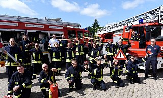 Alle Lehrgangsteilnehmer mit ihren Ausbildern und den Lehrgangsprüfern und dem zukünftigen „Feuerwehrhandwerkzeug“ sowie Andreas Waßmuth (r.) und Steven Noble (Mitte hinten). - Thomas Kube Alle Lehrgangsteilnehmer mit ihren Ausbildern und den Lehrgangsprüfern und dem zukünftigen „Feuerwehrhandwerkzeug“ sowie Andreas Waßmuth (r.) und Steven Noble (Mitte hinten). - Thomas Kube