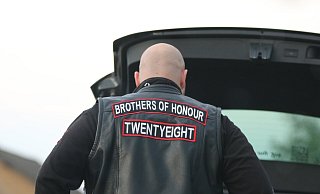 Einige Teilnehmer der Rechsrock-Konzerte in Veltheim trugen in der Vergangenheit Kleidung mit dem Aufdruck Brothers of Honour. Im Verfassungsschutzbericht werden nun die Kontakte der "Mindener Jungs" zu der Gruppe betont. Foto: - Pixelarchiv Einige Teilnehmer der Rechsrock-Konzerte in Veltheim trugen in der Vergangenheit Kleidung mit dem Aufdruck Brothers of Honour. Im Verfassungsschutzbericht werden nun die Kontakte der "Mindener Jungs" zu der Gruppe betont. Foto: - Pixelarchiv