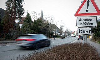 Das Warnschild deutet bereits an, wie sich die Beschaffenheit der Weißestraße gestaltet. Schlaglöcher und provisorische Ausbesserungen sorgen dort für eine hohe Lärmbelastung. Und auch der Lkw-Verkehr spielt eine Rolle. - Felix Eisele Das Warnschild deutet bereits an, wie sich die Beschaffenheit der Weißestraße gestaltet. Schlaglöcher und provisorische Ausbesserungen sorgen dort für eine hohe Lärmbelastung. Und auch der Lkw-Verkehr spielt eine Rolle. - Felix Eisele