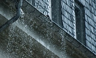 Bei einem Starkregen kommen große Mengen Wasser herunter - und manchmal ungewollt ins Haus. Mit einfachen bis größeren Umbauten kann die Immobilie geschützt werden. - Silas Stein/dpa/dpa-tmn Bei einem Starkregen kommen große Mengen Wasser herunter - und manchmal ungewollt ins Haus. Mit einfachen bis größeren Umbauten kann die Immobilie geschützt werden. - Silas Stein/dpa/dpa-tmn