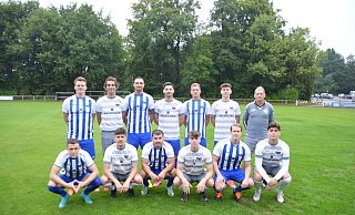 Die neuen Gesichter in der Senne mit Trainer Frank Biermann (hinten rechts). - TuS 08 Senne I Die neuen Gesichter in der Senne mit Trainer Frank Biermann (hinten rechts). - TuS 08 Senne I