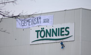 Aktivisten haben ein Banner vom Dach eines der Gebäude auf dem Firmengelände heruntergelassen. - Thorsten Heß Aktivisten haben ein Banner vom Dach eines der Gebäude auf dem Firmengelände heruntergelassen. - Thorsten Heß