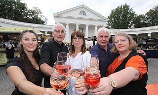 Im vergangenen Jahr stießen Angelina Kappler (Weingut Weyl), Wigbert Feser (Weingut Feser), Steffi Balz (Weingut Balz und somit dieses Jahr nicht dabei), Organisator Friedrich Kirchner und Annette Feser (Weingut Feser) mit einem guten Tropfen an. - Ulf Hanke Im vergangenen Jahr stießen Angelina Kappler (Weingut Weyl), Wigbert Feser (Weingut Feser), Steffi Balz (Weingut Balz und somit dieses Jahr nicht dabei), Organisator Friedrich Kirchner und Annette Feser (Weingut Feser) mit einem guten Tropfen an. - Ulf Hanke