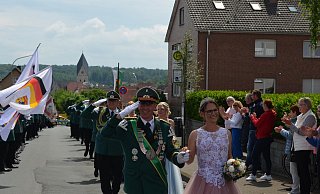 Das Königspaar André und Stefanie Lorang wird beim Umzug durch Wewer bejubelt. - Michael Kuppe Das Königspaar André und Stefanie Lorang wird beim Umzug durch Wewer bejubelt. - Michael Kuppe