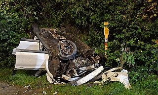 Der X1 des 64-jährigen Mindeners wurde bei dem Unfall völlig zerstört. Das Auto stürzte mehrere Meter von der Autobahn in die Tiefe. - Andreas Eickhoff Der X1 des 64-jährigen Mindeners wurde bei dem Unfall völlig zerstört. Das Auto stürzte mehrere Meter von der Autobahn in die Tiefe. - Andreas Eickhoff