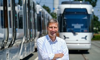 Zwischen zwei Vamos-Stadtbahnen: Kai-Uwe Steinbrecher war seit 2002 Technik-Chef bei Mobiel. - Andreas Zobe Zwischen zwei Vamos-Stadtbahnen: Kai-Uwe Steinbrecher war seit 2002 Technik-Chef bei Mobiel. - Andreas Zobe