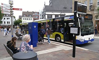 An den Bushaltestellen und in den Bussen selbst gilt nach wie vor Maskenpflicht. Der Rückgang bei den Fahrgastzahlen ist derzeit nach Angaben des Unternehmens immer noch beträchtlich. - Hans-Hermann Igges An den Bushaltestellen und in den Bussen selbst gilt nach wie vor Maskenpflicht. Der Rückgang bei den Fahrgastzahlen ist derzeit nach Angaben des Unternehmens immer noch beträchtlich. - Hans-Hermann Igges