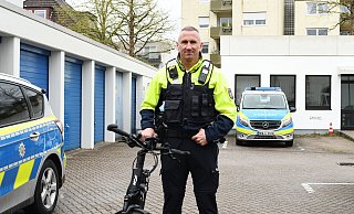 Christian Stratmann ist als Bezirksdienstbeamter für die Paderborner Polizei in der Südstadt im Einsatz. Dort ist er auch viel mit dem Fahrrad unterwegs. - Lena Henning Christian Stratmann ist als Bezirksdienstbeamter für die Paderborner Polizei in der Südstadt im Einsatz. Dort ist er auch viel mit dem Fahrrad unterwegs. - Lena Henning