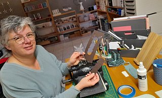 Heike Hoppe an ihrem Arbeitsplatz mit einer Stanze für niedliche Elche. - Simone Flörke Heike Hoppe an ihrem Arbeitsplatz mit einer Stanze für niedliche Elche. - Simone Flörke