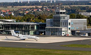 Hier könnte die Zukunft der Luftfahrt neu gedacht werden. Wissenschaft, Wirtschaft und Kreisverwaltung arbeiten daran, den Flughafen Paderborn/Lippstadt zu einem Innovationsstandort zu machen. - Moritz Klöckner Hier könnte die Zukunft der Luftfahrt neu gedacht werden. Wissenschaft, Wirtschaft und Kreisverwaltung arbeiten daran, den Flughafen Paderborn/Lippstadt zu einem Innovationsstandort zu machen. - Moritz Klöckner