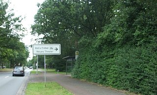 Hier geht's auch zum Atoll und zum Neuen Theater. Das auf der rechten Seite zu sehende völlig eingegrünte Grundstück hat die Stadt Espelkamp für den Neubau einer Polizeiwache zur Verfügung gestellt. - Karsten Schulz Hier geht's auch zum Atoll und zum Neuen Theater. Das auf der rechten Seite zu sehende völlig eingegrünte Grundstück hat die Stadt Espelkamp für den Neubau einer Polizeiwache zur Verfügung gestellt. - Karsten Schulz
