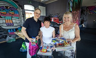 v.l: Benjamin Varnholt, Lydia Westhoff-Titze und Richildis Wälter zeigen, welche Materialien sie an Familien ausgeben. - Oliver Krato v.l: Benjamin Varnholt, Lydia Westhoff-Titze und Richildis Wälter zeigen, welche Materialien sie an Familien ausgeben. - Oliver Krato