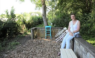 Barbara Hucht am Himmelsplatz, einer Art Outdoor-Klassenzimmer, das mit Leben und Ideen gefüllt werden soll. Es liegt sehr versteckt hinter dem ehemaligen Park der Schwestern von Haus Maria. - Simone Flörke Barbara Hucht am Himmelsplatz, einer Art Outdoor-Klassenzimmer, das mit Leben und Ideen gefüllt werden soll. Es liegt sehr versteckt hinter dem ehemaligen Park der Schwestern von Haus Maria. - Simone Flörke