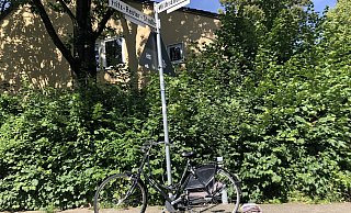 An der Sekundarschule Königsbrügge ist seit Monaten ein stabiles Hollandrad angekettet. Wind, Wetter und vielleicht auch Menschen haben inzwischen ihre Spuren hinterlassen. - Silke Kröger An der Sekundarschule Königsbrügge ist seit Monaten ein stabiles Hollandrad angekettet. Wind, Wetter und vielleicht auch Menschen haben inzwischen ihre Spuren hinterlassen. - Silke Kröger