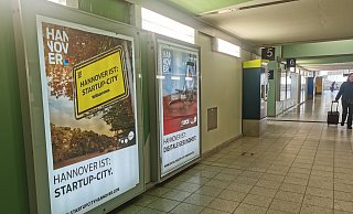 Die Region Hannover wirbt mit einer Vielzahl an Plakaten in Bielefeld, unter anderem hier im Hauptbahnhof, für sich als Stadt. Stadtmarketing wird laut Uni-Professor Reinhold Decker immer wichtiger. - Pauline Maus Die Region Hannover wirbt mit einer Vielzahl an Plakaten in Bielefeld, unter anderem hier im Hauptbahnhof, für sich als Stadt. Stadtmarketing wird laut Uni-Professor Reinhold Decker immer wichtiger. - Pauline Maus