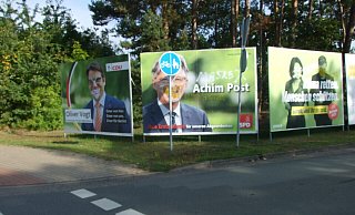 Gleich drei Wesselmänner von SPD, CDU und Bündnis 90 / Die Grünen, wie hier an einem Kreisverkehr in Espelkamp, sind von Vandalen attackiert worden. - Karsten Schulz Gleich drei Wesselmänner von SPD, CDU und Bündnis 90 / Die Grünen, wie hier an einem Kreisverkehr in Espelkamp, sind von Vandalen attackiert worden. - Karsten Schulz