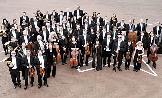 Die Nordwestdeutsche Philharmonie gibt wieder das Neujahrskonzert. Diesmal heißt das Programm „Tanz mit mir". Zu hören sein werden die temperamentvollsten Klassiker von Bizet, Offenbach oder Puccini. - Sandra Kreutzer Die Nordwestdeutsche Philharmonie gibt wieder das Neujahrskonzert. Diesmal heißt das Programm „Tanz mit mir". Zu hören sein werden die temperamentvollsten Klassiker von Bizet, Offenbach oder Puccini. - Sandra Kreutzer