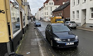 Fall 1: An der Rohrteichstraße darf man in Höhe des Bücherladens Kronenklauer parken. Aber nicht auf dem Gehweg. Die erkennbare weiße Linie sorgt für Verwrrung. - Jens Reichenbach Fall 1: An der Rohrteichstraße darf man in Höhe des Bücherladens Kronenklauer parken. Aber nicht auf dem Gehweg. Die erkennbare weiße Linie sorgt für Verwrrung. - Jens Reichenbach