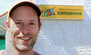 Jan Brockelt und das Team des Kleinbahnhofs laden zu zwei Veranstaltungen im August ein. - Andreas Sundermeier Jan Brockelt und das Team des Kleinbahnhofs laden zu zwei Veranstaltungen im August ein. - Andreas Sundermeier