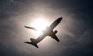 Für innerdeutsche Flüge soll künftig eine Kerosinsteuer anfallen. Davon betroffen wären laut Grünen vor allem Business-Flüge. - Federico Gambarini Für innerdeutsche Flüge soll künftig eine Kerosinsteuer anfallen. Davon betroffen wären laut Grünen vor allem Business-Flüge. - Federico Gambarini