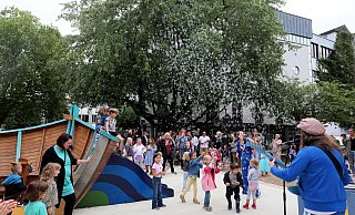 Die Fertigstellung des Spielschiffes am Linnenbauerplatz ist nur eine von vielen guten Nachrichten aus der Herforder Innenstadt. Die Kindermusik-Band Pia und Nino hatten eine Seifenblasenmaschine zur Eröffnung Anfang August mitgebracht. Im Hintergrund ist die ehemalige H&M-Immobilie zu sehen. Auch hier gibt es Neuigkeiten. - Frank-Michael Kiel-Steinkamp Die Fertigstellung des Spielschiffes am Linnenbauerplatz ist nur eine von vielen guten Nachrichten aus der Herforder Innenstadt. Die Kindermusik-Band Pia und Nino hatten eine Seifenblasenmaschine zur Eröffnung Anfang August mitgebracht. Im Hintergrund ist die ehemalige H&M-Immobilie zu sehen. Auch hier gibt es Neuigkeiten. - Frank-Michael Kiel-Steinkamp