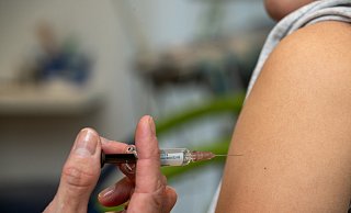 Laut dem Arzt aus Spenge könne die Infektionswelle nur durch Impfungen abgefedert werden. - dpa Laut dem Arzt aus Spenge könne die Infektionswelle nur durch Impfungen abgefedert werden. - dpa