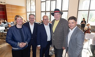 Ehrung für langjährige Genossen: (v.l.) Unterbezirskvorsitzende Wiebke Esdar und Landeschef Achim Post gratulieren Pit Clausen und Günter Garbrecht.Glückwünsche gab's auch vom SPD-Stadtverabndsvorsitzenden Frederik Suchla. - Oliver Krato Ehrung für langjährige Genossen: (v.l.) Unterbezirskvorsitzende Wiebke Esdar und Landeschef Achim Post gratulieren Pit Clausen und Günter Garbrecht.Glückwünsche gab's auch vom SPD-Stadtverabndsvorsitzenden Frederik Suchla. - Oliver Krato