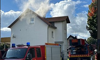 Starke Rauchentwicklung zeigte sich am Samstagnachmittag an diesem Haus in Vinsebeck. - FFW Steinheim Starke Rauchentwicklung zeigte sich am Samstagnachmittag an diesem Haus in Vinsebeck. - FFW Steinheim