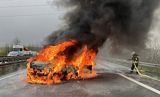 Erst fängt ein Auto Feuer, dann steht auch das zweite Fahrzeug in Flammen. - Feuerwehr Erst fängt ein Auto Feuer, dann steht auch das zweite Fahrzeug in Flammen. - Feuerwehr