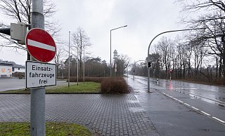 Im Kreuzungsbereich von Bielefelder Straße/Rolfshof neben der Feuerwehrwache ist ursprünglich ein Kreisverkehr geplant gewesen. Den Verkehr wird aber auch künftig eine Ampel regeln. - Niklas Tüns Im Kreuzungsbereich von Bielefelder Straße/Rolfshof neben der Feuerwehrwache ist ursprünglich ein Kreisverkehr geplant gewesen. Den Verkehr wird aber auch künftig eine Ampel regeln. - Niklas Tüns